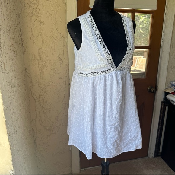 Lulu’s Lace & Time White Eyelet Cotton Sleeveless V-Neck Babydoll Mini Dress 🎀 - Picture 6 of 14